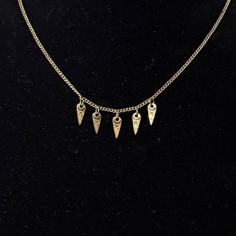 Vintage Women’s Arrowhead Charm Necklace. Vintage used condition.